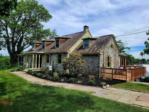 Downingtown Casa | Downingtown Manor - 1900s Farmhouse with Creek Views