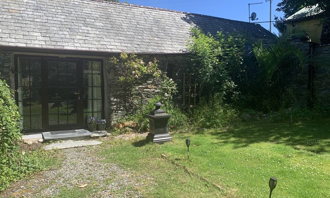 Tintagel Cabaña | DOWNROW BARN, pet friendly, character holiday cottage in Tintagel