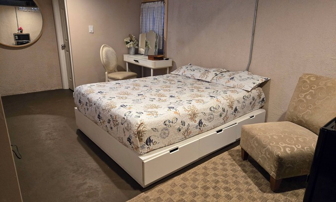 Clinton Township Casa | Downstair rm, wit pri-bath room, wifi, 55in.TV microwave, sm-fridge, office desk