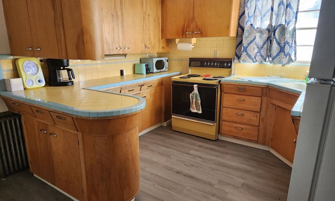 Craig Apartamento | Downstairs apt, 2 beds, 3/4 bath, kitchen, washer/dryer. Walk to restaurants.