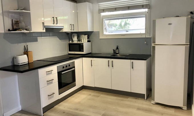 Elanora Heights Casa | Downstairs Ground floor simple 2br duplex opposite Lake