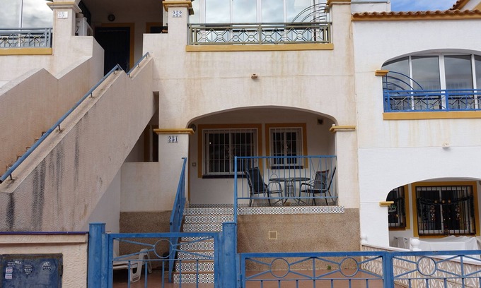 Monte Faro Apartamento | En la planta baja, dos dormitorios, un baño. Acceso cerrado por seguridad.
