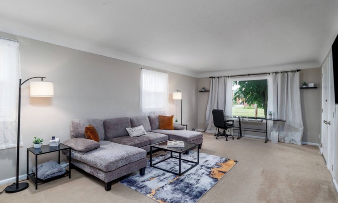 Rocky River Apartamento | Downstairs Unit in Rocky River