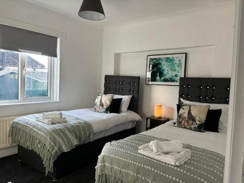 Woodingdean Apartamento | Downsview Bungalow- Spacious 3BR, contractor friendly, close to University & near AMEX Stadium, parking and free WIFI, BBQ