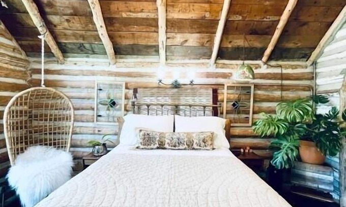 Eureka Springs Historic District Cabina | Downtown 1930’s Log Cabin