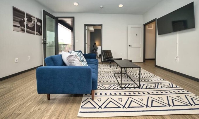 Lockerbie Square Apartamento | Downtown 1BR: Gym Access, King Bed, Free Parking, Modern 1-BR: King Bed, Gym Access, Free Parking