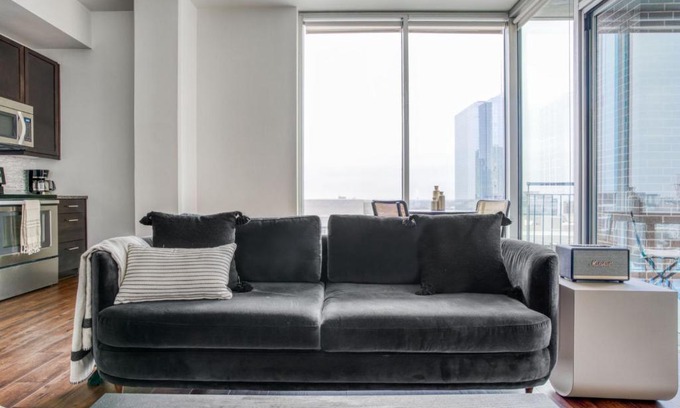 Waller Creek District Apartamento | Downtown 1br w gym deck wd nr 6th St bars ATX-21