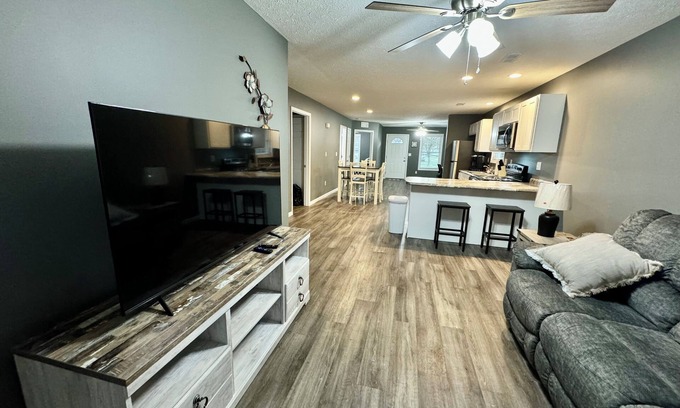 Madisonville Casa | Downtown 2 Bedroom Triplex