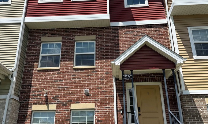 Des Moines Casa | Downtown 2BD 2.5BA townhouse w/free garage parking