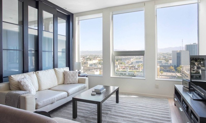 City West Apartamento | Downtown 2BR w/ Pool, Gym & W/D nr Convention Center, by Blueground
