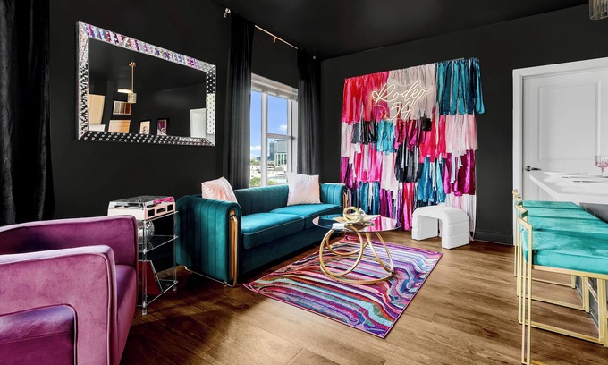 Eighth Avenue Apartamento | Downtown 3BR/3BA Luxury Stay. Skyline Views, Pool, Gym, & Walk to Broadway