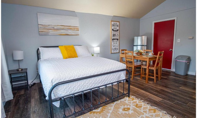 Nevada Street Apartamento | Downtown Accessible New 1BR1BA Cozy Studio