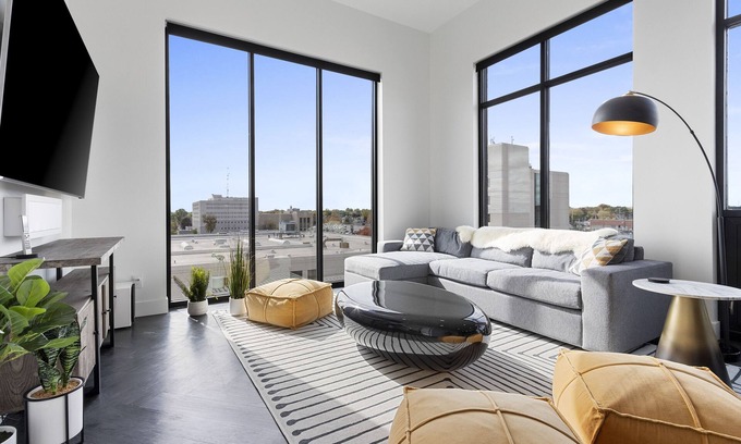 Appleton Apartamento | Downtown! All New, Modern, Family-Sized, Incredible Views + Game Room & Theater.