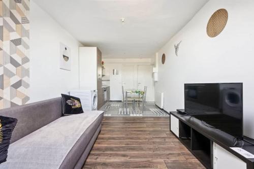 Charleville-Mezieres Apartamento | Downtown Apartment with Garage Parking