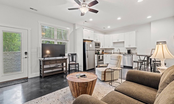 Hendersonville Apartamento | Downtown Apartment- sleeps 4! Walk to Restaurants, Breweries & The Ecusta Trail