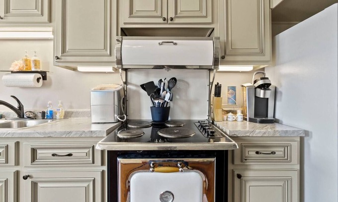 West Central Apartamento | Downtown Apt by Parkview Field w/Free Parking
