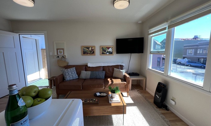 Arcata Apartamento | Downtown Arcata Farmers Market Apartment