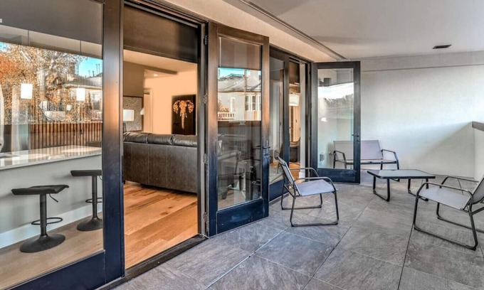 East End - Valley Street Condominio | Downtown Asheville Large Enclosed Balcony