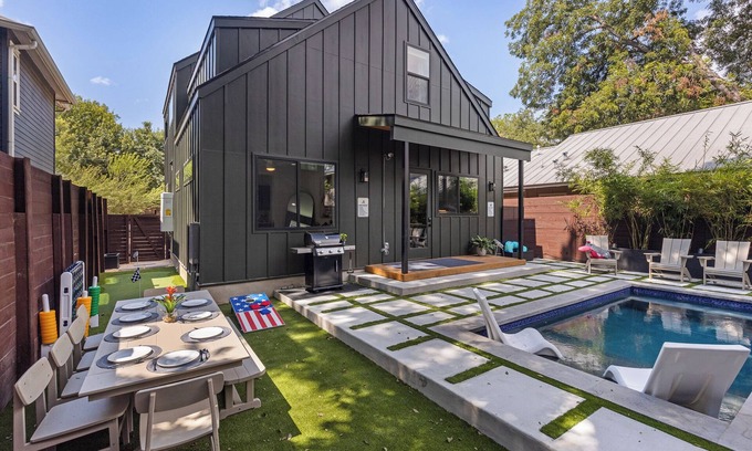 East Cesar Chavez Casa | Downtown ATX - Luxury Pool - Putting Green - 85inch TV