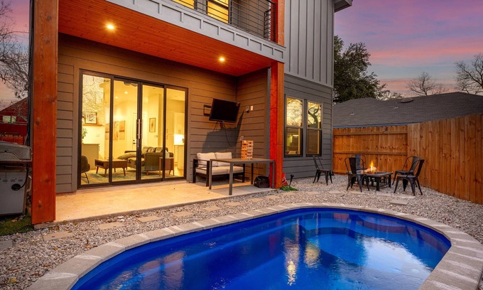 Govalle Casa | Downtown ATX - Unit A | Modern Home | Pool