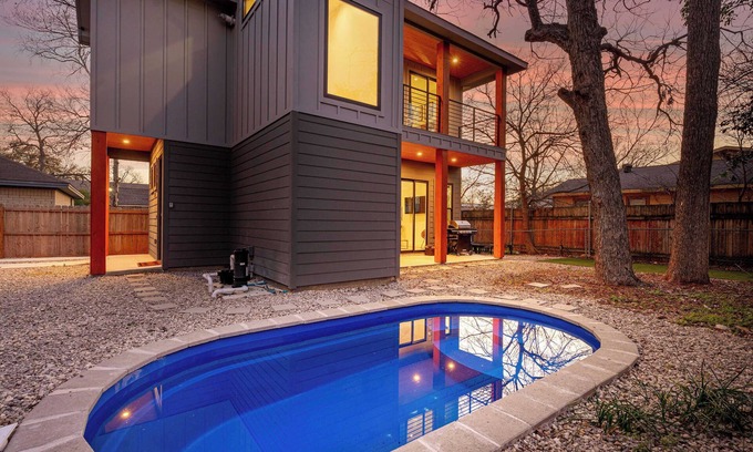 Govalle Casa | Downtown ATX - Unit B | Retreat | Pool