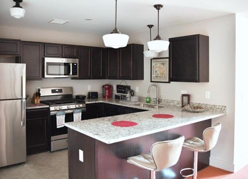 Aurora Apartamento | Downtown Aurora River Facing Gem