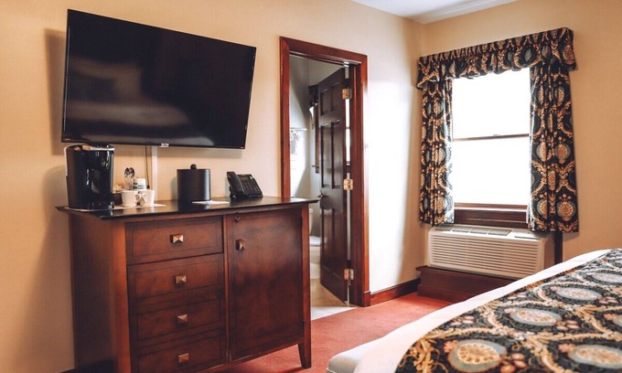 Milford Casa | Downtown Basecamp: Enjoy Nature, History & Our Free Breakfast