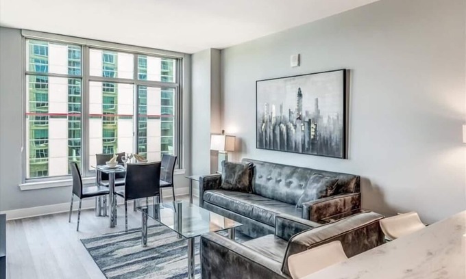 Woodmont Triangle Apartamento | Downtown Bethesda | Gym + Pool | Near Metro & Chevy Chase