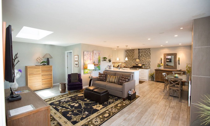 Northwest Carmel Condominio | Downtown Carmel - A pie de todo! - 1BR / 2BA Exec Suite "A"