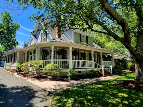 Cary Casa | Downtown Cary 1930s Bungalow - Great walkability