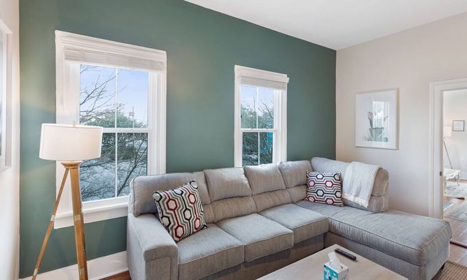 Savannah Victorian District Apartamento | Downtown Charm + Close to Nightlife, Enmarket Arena by Lucky Savannah