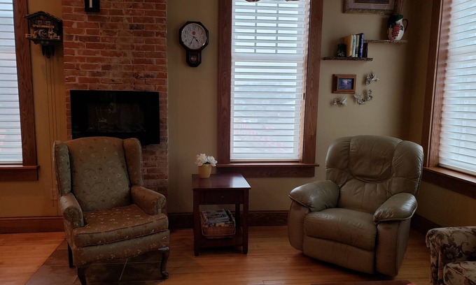 Chatfield Villa | Downtown Chatfield-Lovely 2nd Fl Loft (2 hab / 1 baño) con terraza privada y bañera de hidromasaje