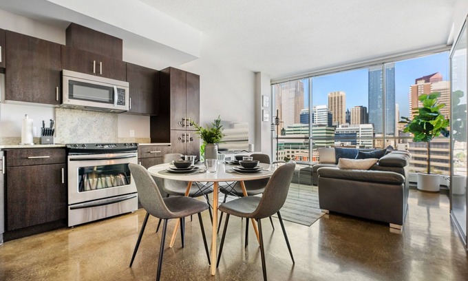 Mission District Condominio | Downtown Chic Retreat | Elegant + Free Parking