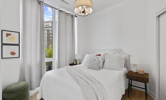 King West Village Condominio | Downtown Condo! Walk to Lake, Exhibition, BMO, Budweiser & GO.