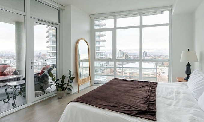 North End Condominio | Downtown Condo with Hot-Tub