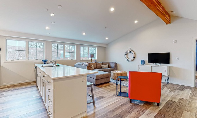 Coupeville Apartamento | Downtown condo with peek-a-boo water views, W/D, and full kitchen