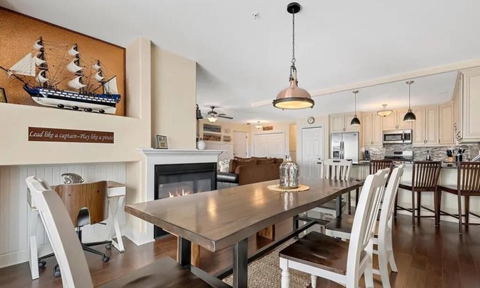 New Buffalo Condominio | Downtown Condo with w/2 pools & Gym - Beach, Shops & Restaurants | Lake Time