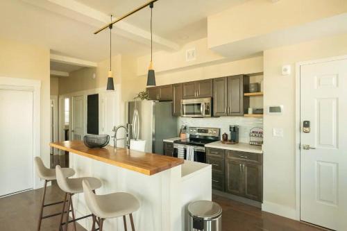 Old West Broad Neighborhood Apartamento | Downtown, contemporary, 2 bedroom, Roof Terrace! 2A