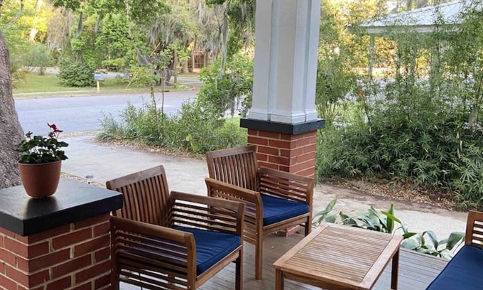 Brunswick Casa | Downtown Cottage. Bright Newly Renovated 1920's home!