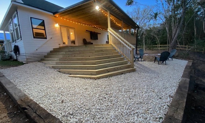 Brenham Cabaña | Downtown Cottage by the Creek