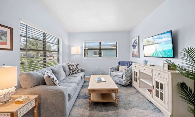 Cocoa Beach Apartamento | Downtown Cottage - In the Heart of Cocoa Beach!