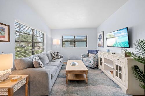 Cocoa Beach Apartamento | Downtown Cottage - Walk to the Beach & Restaurants