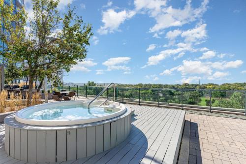 CityPlace Apartamento | Downtown Cozy 1BR Condo- Steps from Lake & King street