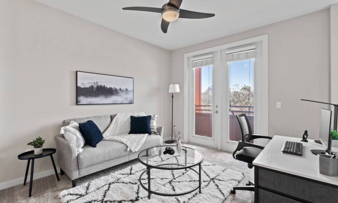 Courier City - Oscawana Apartamento | Downtown Cozy King stay | Pool/Gym/Free Parking!