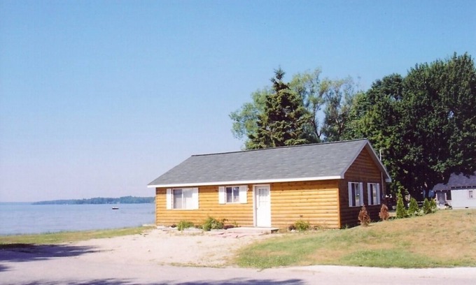 Curtis Cabina | Hermoso Lago South Manistique