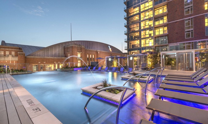 Uptown Condominio | Downtown Dallas Apt w/ View-walking distance to AAC+Free Parking+ Pool+Wifi