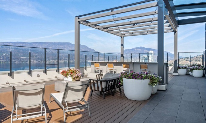 Downtown Kelowna Apartamento | Downtown Delight: Chic 2-Bed Apartment in Kelowna's Heart
