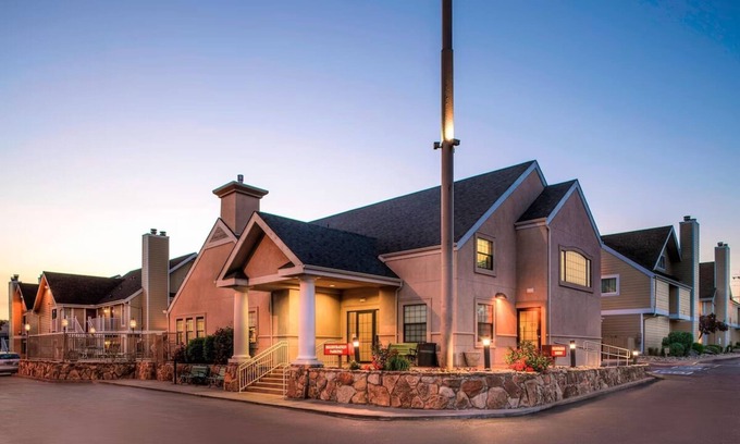Highland Casa | Downtown Denver Accommodation w/ Living Area | Free Parking & Breakfast