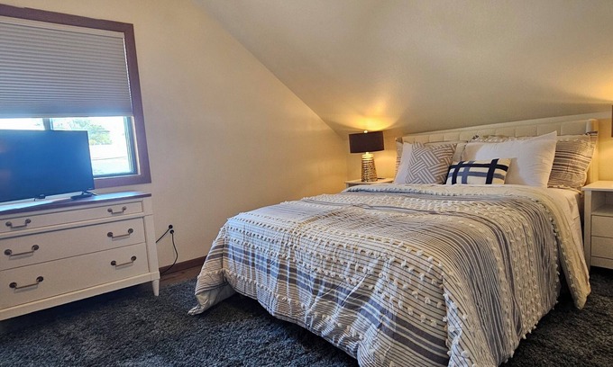 Oscoda Apartamento | Downtown Digs - upstairs apartment in the heart of downtown Oscoda!