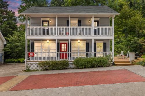 Gatlinburg Casa | Downtown Dolly is a 2 bed 2bath creekside cottage only a half mile from downtown Gatlinburg